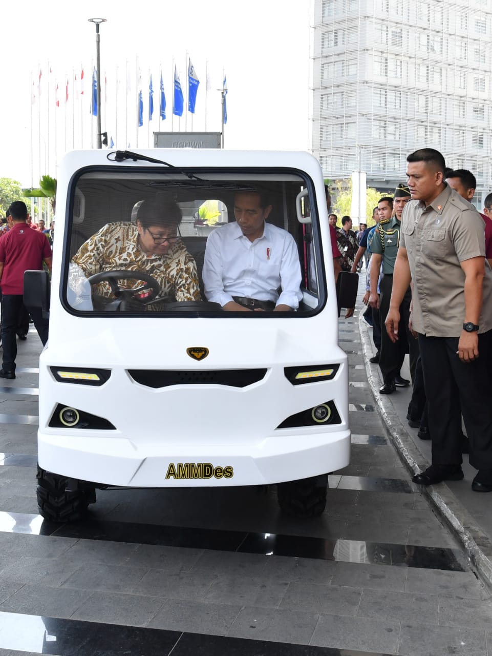 Presiden Jokowi meluncurkan mobil multi guna dalam pameran otomotif Gaikindo Indonesia, Kamis, 2 Agustus 2018 di Jakarta. 
