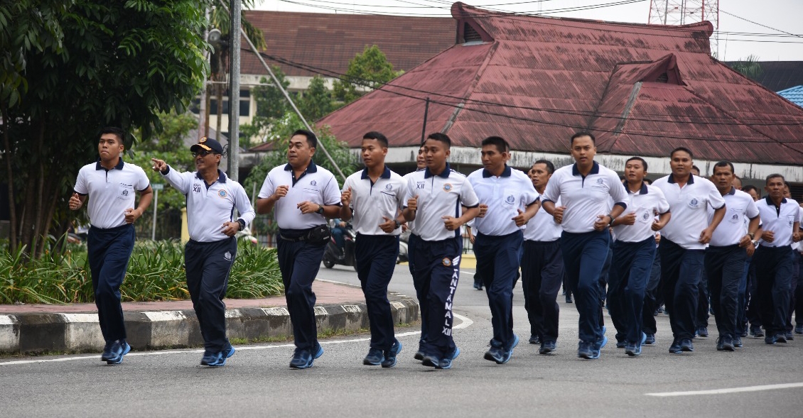 Rutinitas lari bersama, para perwira Pangkalan Utama TNI AL  XII Pontianak melaksanakan olah raga lari bersama 