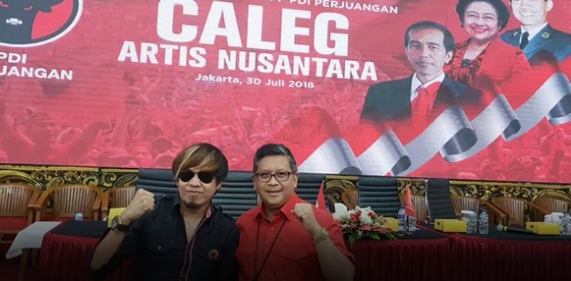 Ian Kasela bersama Sekjen PDIP Hasto Kristiyanto.
