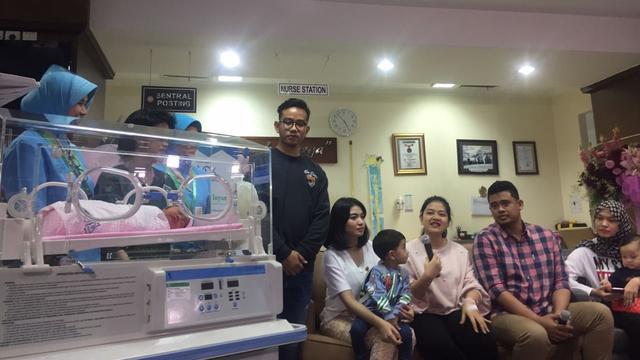 Pasangan Kahiyang Ayu-Bobby Nasution mengumumkan nama putri pertamanya, Sedah Mirah Nasution. foto: liputan6.com