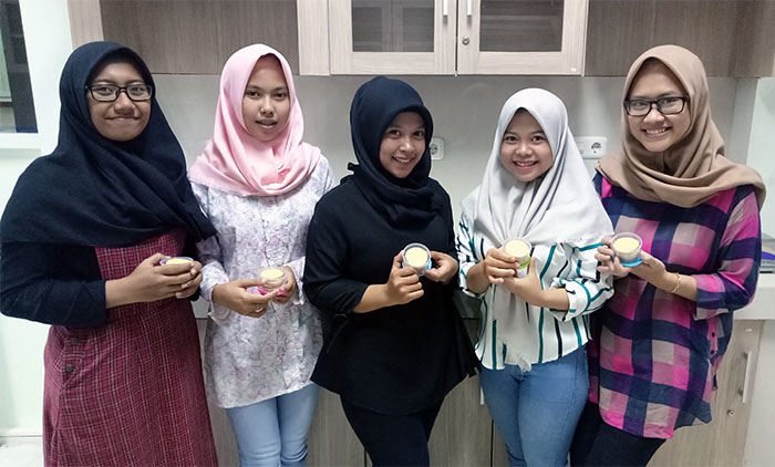 Ini adalah lima mahasiswa D3 Kebidanan UNUSA yang berhasil menciptakan Cookies yang berkhasiat untuk mengatasi solusi produksi ASI pada ibu menyusui. (Foto: Humas UNUSA)