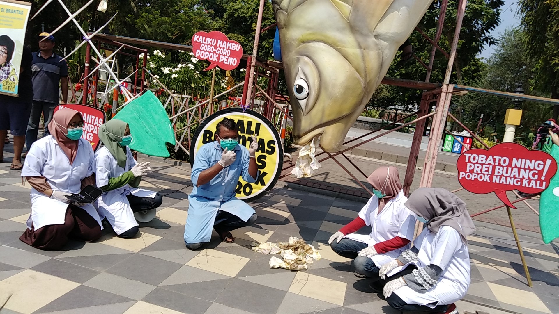 Aksi Ecoton di depan Gedung Negara Grahadi, Surabaya, beberapa waktu lalu. (foto: farid/ngopibareng.id) 