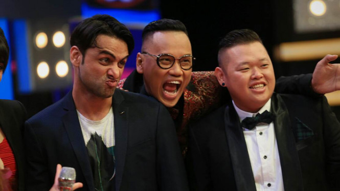 Kenangan Uya Kuya (tengah) bersama Reza Bukan (kanan) tampil bersama di panggung.