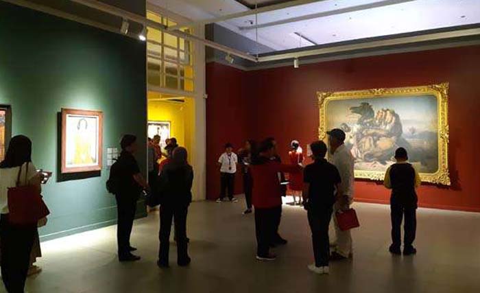 Para pengunjung menikmati karya-karya seni koleksi istana kepresidenan, di Galeri Nasional Jakarta. Pameran berlangsung hingga 31 Agustus mendatang. (foto: bisnisindonesia)