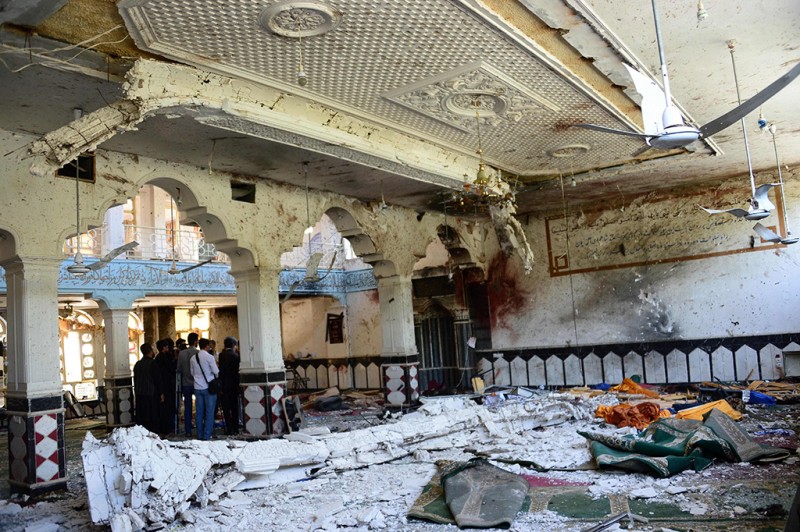 Kondisi masjid usai terjadi serangan bom bunuh diri (Reuters).