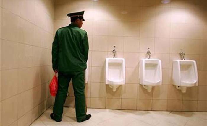 Ilustrasi, seorang anggota militer menggunakan toilet di Beijing. (foto: dok.afp)