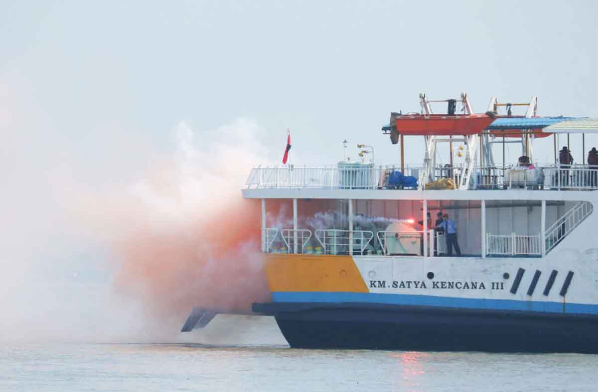 Ilustrasi-Tim SAR gabungan yang terdiri dari Ditpolair Polda Jatim, Kesyahbandaran Utama, TNI serta PT Dharma Lautan Utama (DLU), mensimulasikan penanganan kebakaran kapal di tengah laut, Rabu 9 Mei 2018 lalu. (Foto: Istimewa)
