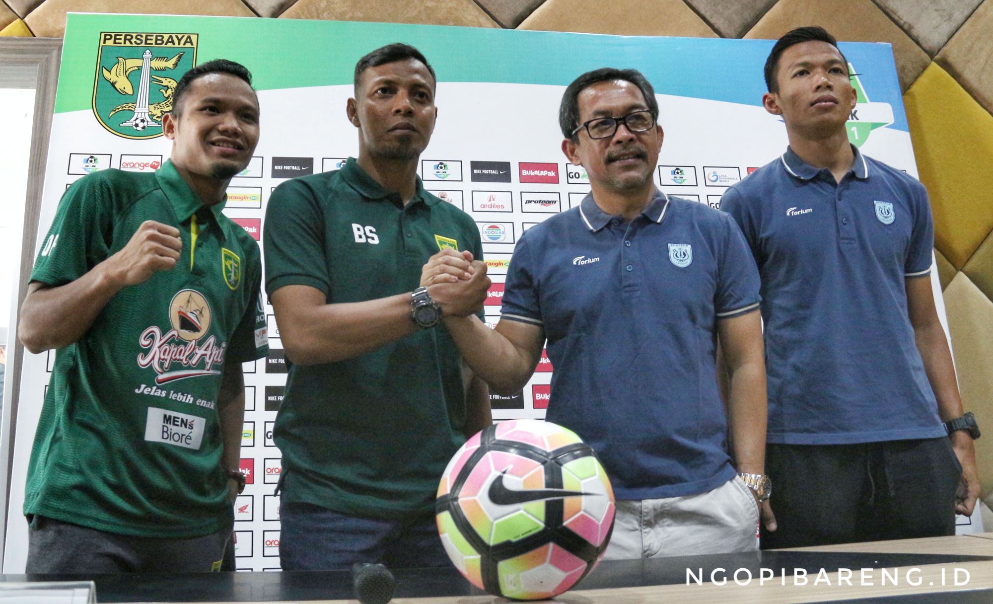Dari kiri: pemain Persebaya Oktavianus Fernando, pelatih caretaker Bejo Sugiantoro, pelatih Persela Lamongan Aji Antoso dan pemain Persela Eky Taufik. (foto: Haris/ngopibareng.id)