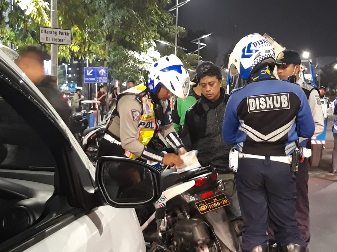 Operasi malam yang dilakukan Dishub Surabaya dan Satlantas Polrestabes Surabaya, di jalan A. Yani, Surabaya, Sabtu, 5 Agustus 2018. (foto: farid/ngopibareng.id) 