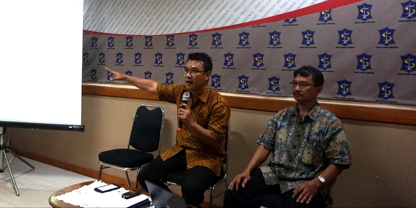 (kiri) Kabag Humas Pemkot Surabaya, M. Fikser, di Kantor Humas Pemkot Surabaya. (Foto: farid/ngopibareng.id) 