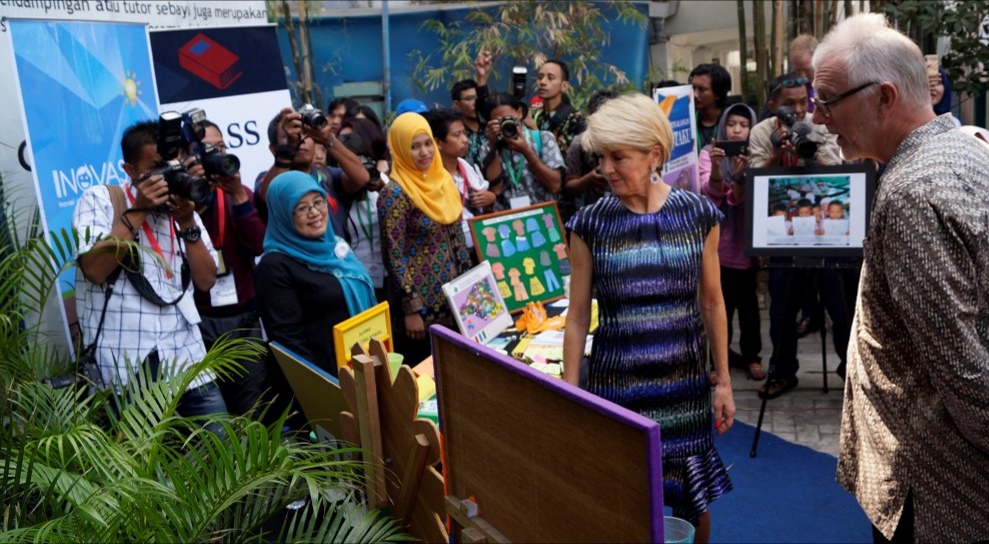 Menteri Luar Negeri Australia Julie Bishop bertemu dengan para guru inovatif yang terlibat dalam Program Inovasi untuk Anak Sekolah Indonesia (INOVASI).  Pertemuan itu berlangsung dalam acara 'Peringatan 10 Tahun Kemitraan Sekolah BRIDGE Australia-Indonesia’, yang digelar di SMA Muhammadiyah 2 Surabaya,  Minggu, 5 Agustus 2018. (foto: Istimewa) 