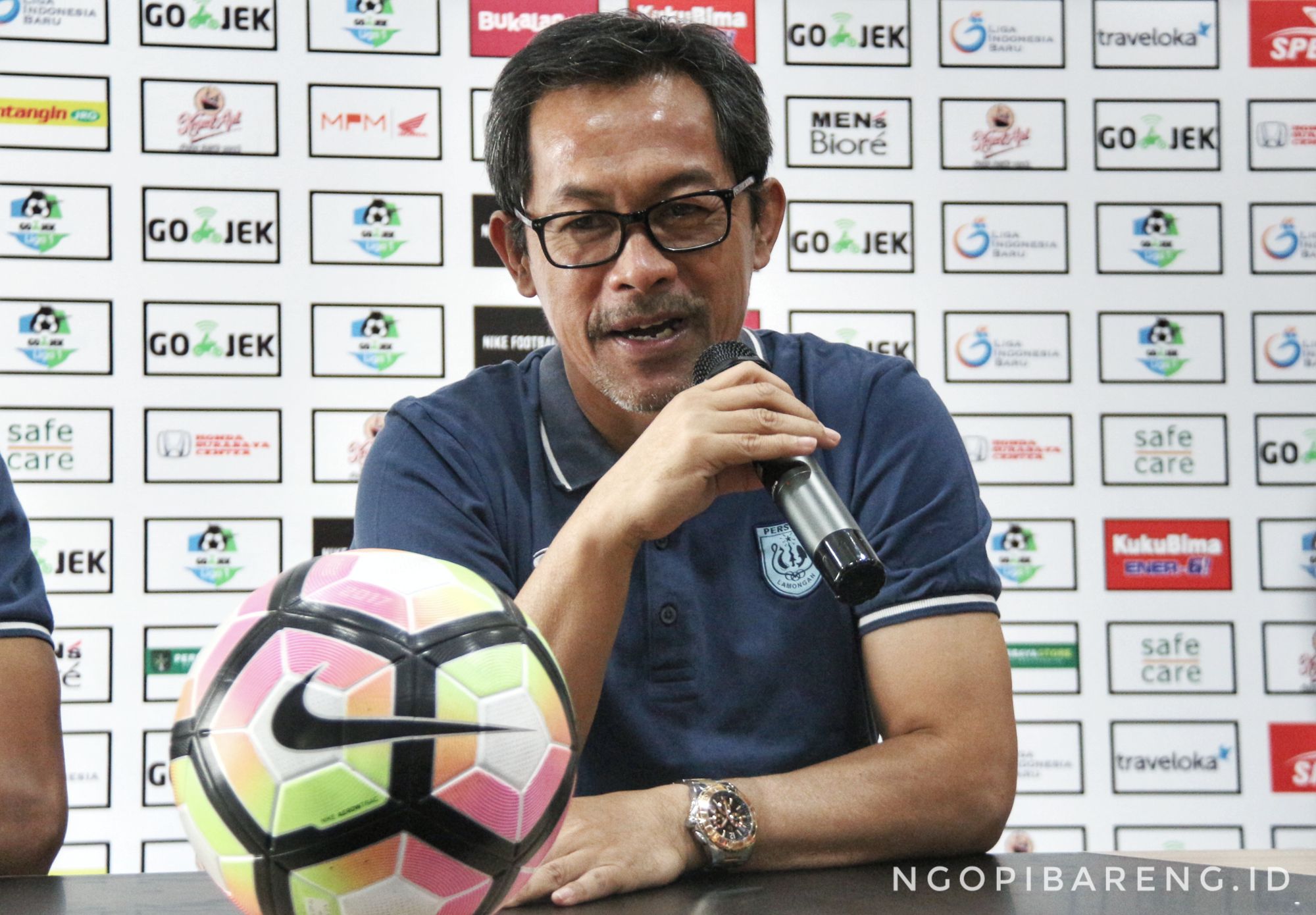 Pelatih Persela, Aji Santoso akui kekalahan lawan Persebaya. (foto: Haris/ngopibareng)