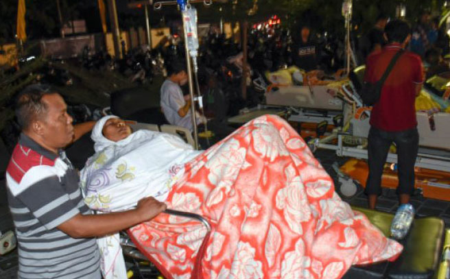 Sejumlah pasien rumah sakit Mataram dievakusi ke luar gedung. Mereka takut terjadi gempa susulan. (Foto: Antara)
