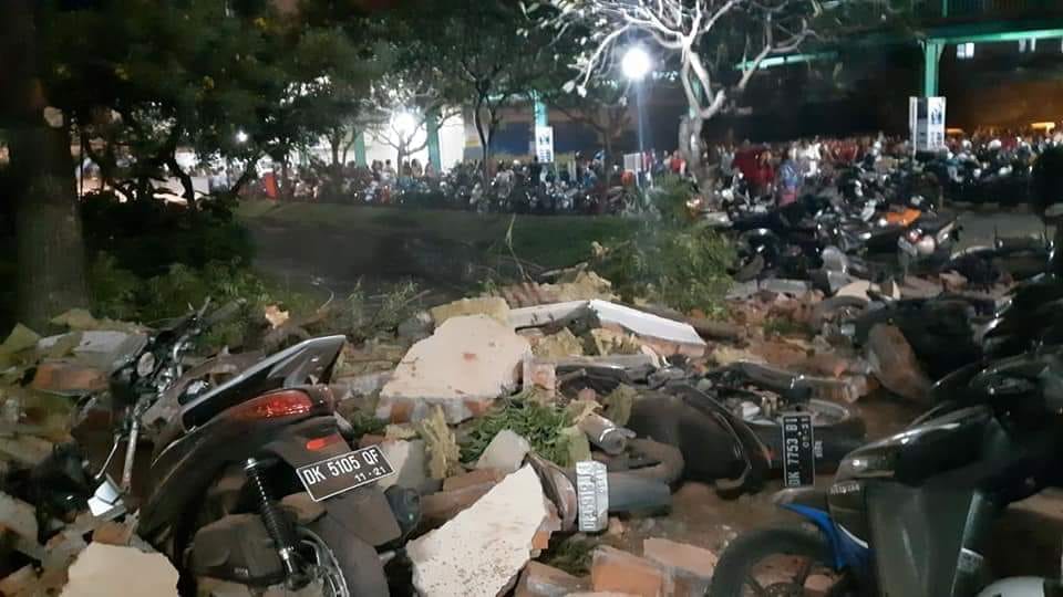Sejmlah kendaraan bermotor terkena reruntuhan tembok akibat gempa melanda di Denpasar, Bali, Minggu, 5 Agustus 2018. (Foto: Istimewa)