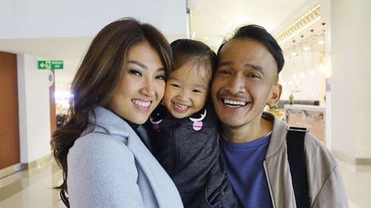 Sarwendah bersama suami, Ruben Onsu dan putrinya, Thalia Onsu.