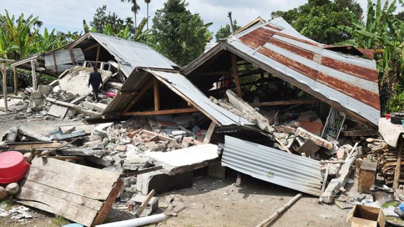 Reruntuhan rumah akibat gempa yang terjadi di Lombok. (Foto: Antara)