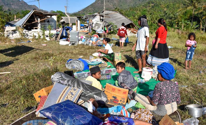 Sejumlah warga berada di halaman rumahnya pascagempa di Desa Bentek, Kecamatan Pemenang, Tanjung, Lombok Utara, NTB, Senin 6 Agustus. Berdasarkan data BNPB, gempa berkekuatan 7 SR yang terjadi pada hari Minggu kemarin itu, hingga Senin dini hari tadi pukul 02.30 WIB menyebabkan 82 orang meninggal dunia, ratusan orang luka-luka, ribuan rumah rusak, dan ribuan warga lainnya mengungsi ke tempat yang aman. (foto:ahmad subaidi/antara)