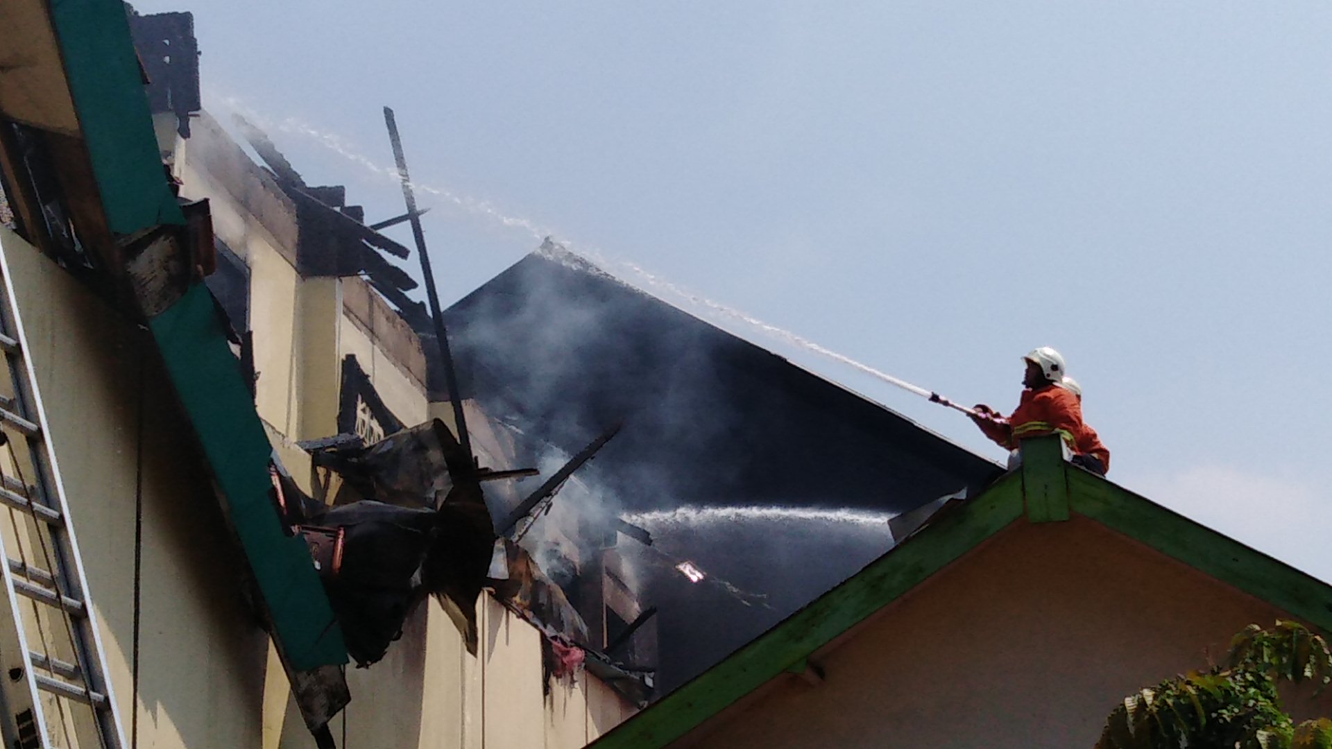 Kebakaran di SMPN 21 Surabaya, Senin, 6 Agustus 2018. (Foto: Farid/ngopibareng.id) 