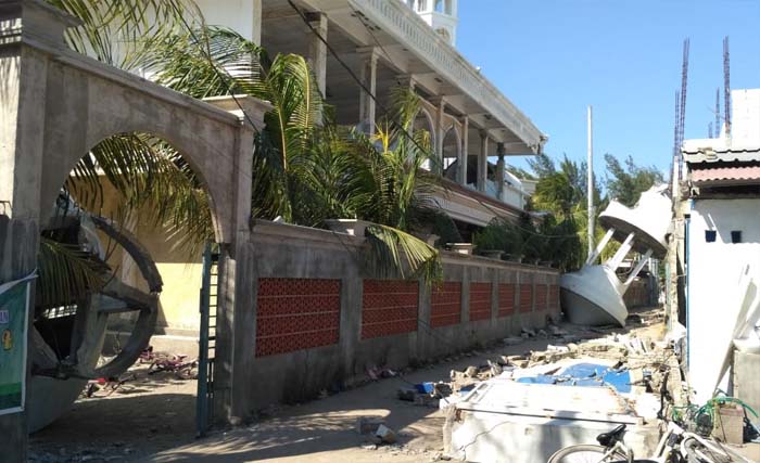 Masjid Baiturrahman di Gili Terawangan yang hancur akibat gempa hari Minggu 5 Agustus kemarin. (foto: rahmad hendro/ngopibareng)