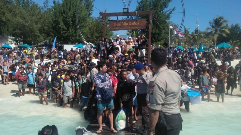Ribuan pengunjung menunggu kapal untuk meninggalkan Gili Trawangan,  (Foto: Bahman for ngopibareng.id)