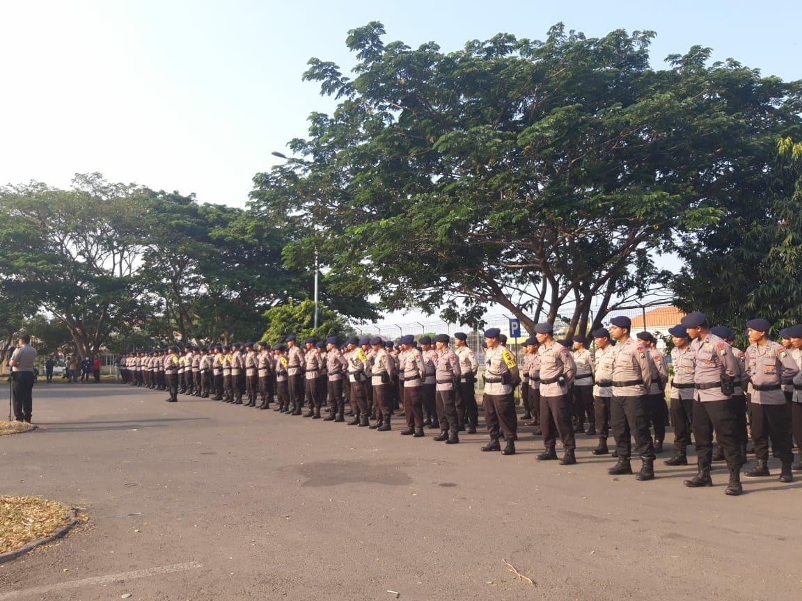 200 Pasukan dari Polda Jatim yang diberangkatkan untuk bantu korban gempa Lombok. (foto: hrs/ngopibareng)