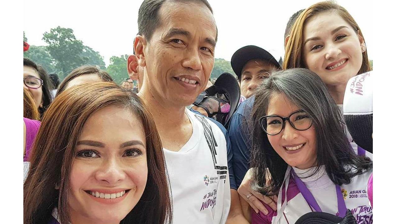 Ersa Mayori (kiri) swafoto bersama Presiden Jokowi bersama dua sahabatnya, Novita Angie dan Mona Ratuliu. Foto: IG/ersamayori/monaratuliu.
