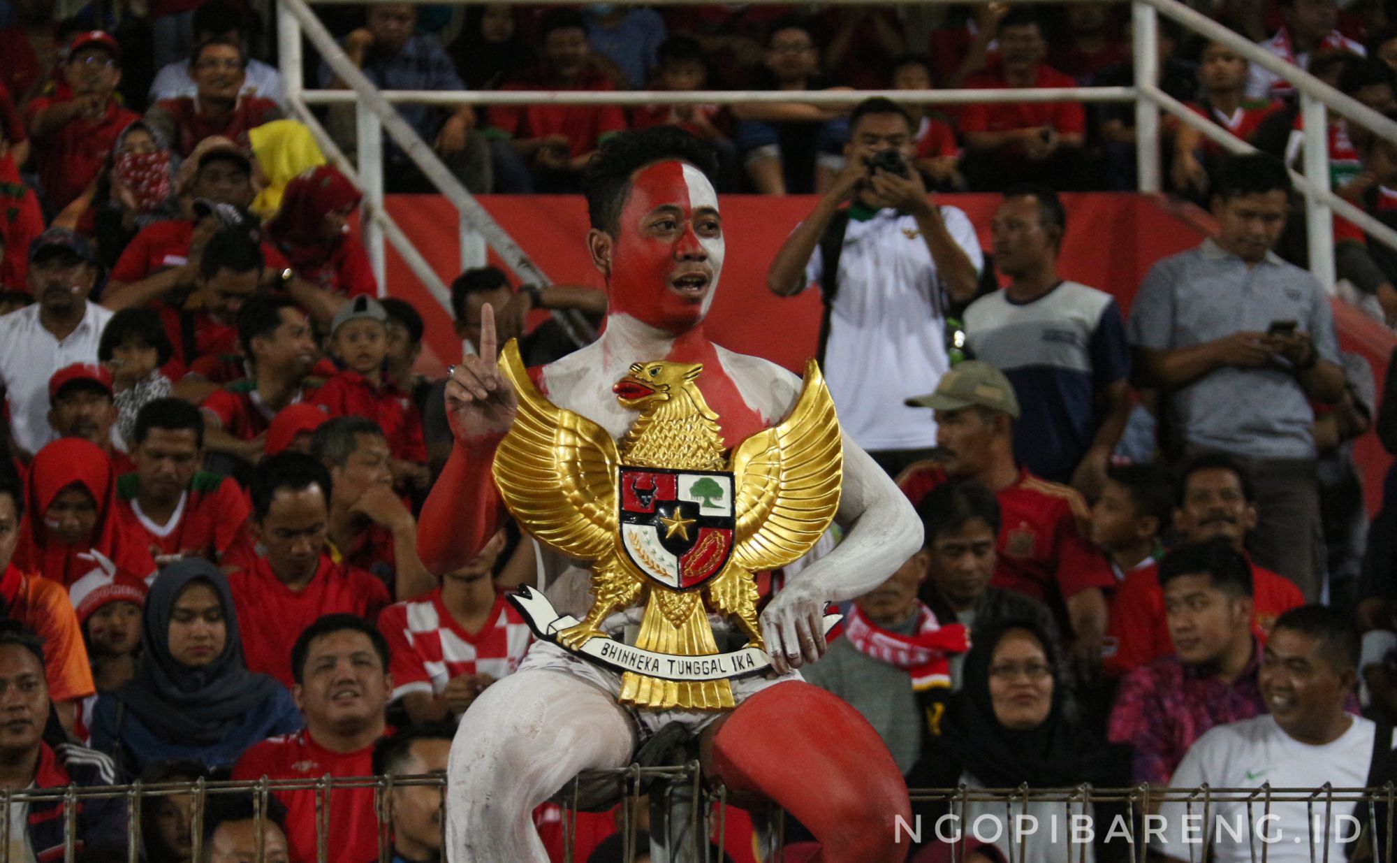 Suporter Timnas Indonesia U16, di Gelora Delta Sidoarjo, Senin 6 Agustus 2018. (foto: Haris/ngopibareng)