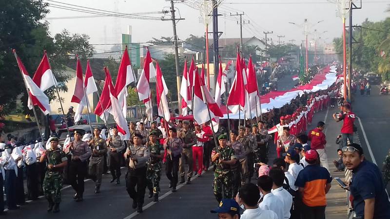 Bendera Merah Putih Sepanjang 300 Meter Terbentang Saat Kirab Prasetya Merah Putih Di Mojokerto