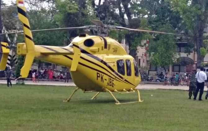 Helikopter milik Haji Isam, yang mendarat di lapangan Dwi Warna Barabai, Minggu 5 Agustus siang. (Foto: Jawa Pos)