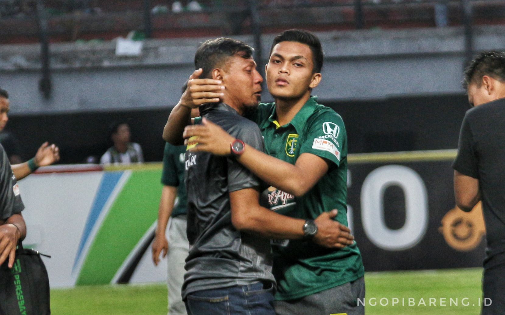 Pelatih caretaker Persebaya, Bejo Sugiantoro bersama Rahmat Irianto. (foto: Haris/ngopibareng)