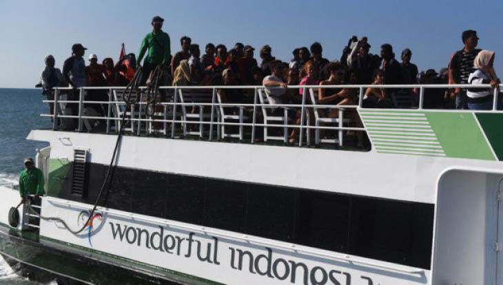 Sejumlah wisatawan mancanegara berada di atas kapal cepat ketika tiba di Pelabuhan Bangsal, Lombok Utara, NTB, Senin (6/8/2018). Sedikitnya 700 orang wisatawan bersama warga setempat dievakuasi dari Gili Trawangan, Gili Air dan Gili Meno menuju Pelabuhan Bangsal mengantisipasi terjadinya gempa susulan. (Foto: Antara)