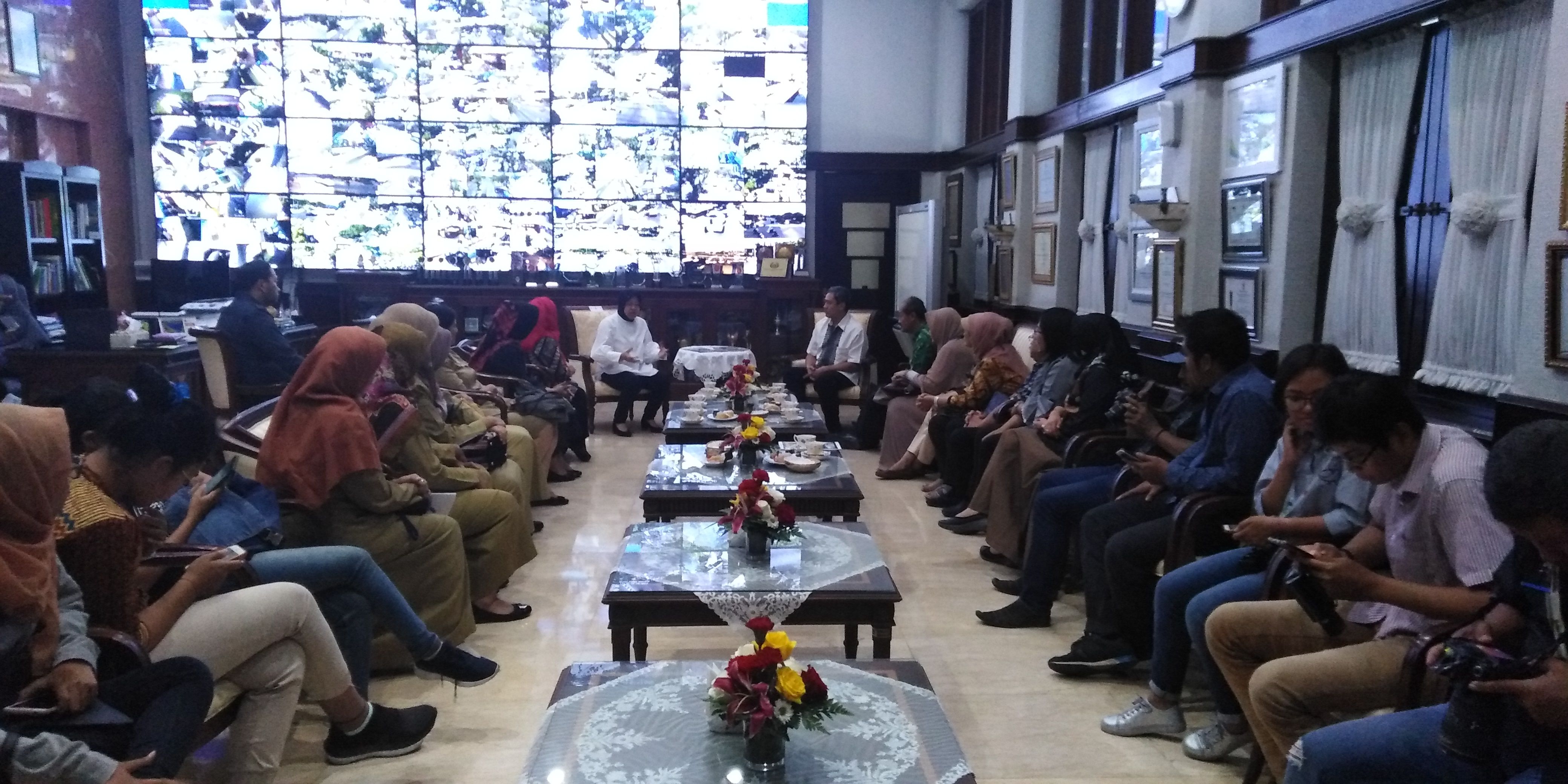 Waki Kota Surabaya Tri Rismaharini bertemu tim khusus penanganan ABK Farel, di ruang kerjanya, Selasa, 7 Agustus 2018. (foto: farid/ngopibareng.id) 