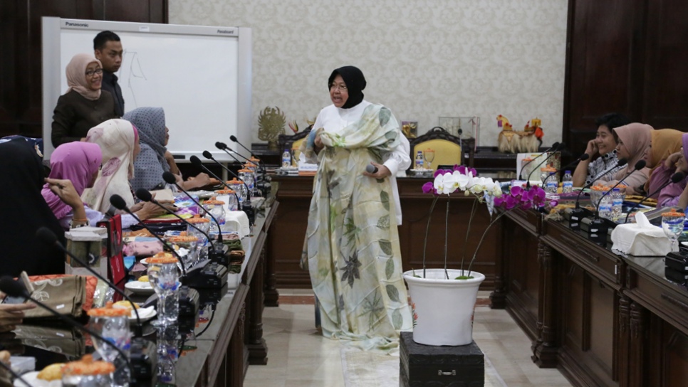 Wali Kota Surabaya Tri Rismaharini saat bertemu pengerajin batik celup, di Balai Kota Surabaya, Selasa, 7 Agustus 2018. 