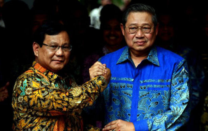 Prabowo berjabat tangan dengan SBY usai mengadakan pertemuan tertutup di kediaman SBY. (foto: Antara)