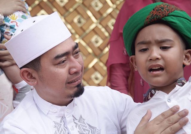 Ustad Solmed tak kuasa menahan tangis melepas putra sulungnya yang baru 5 tahun ke pesantren. Foto: IG/apriljasmine85/ustad_solmed.