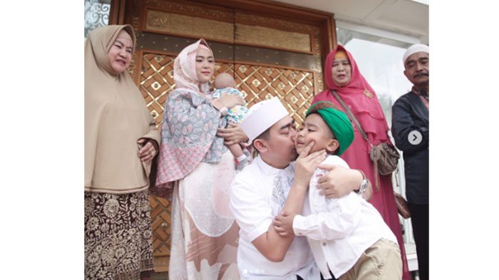 Keluarga Ustad Solmed dan April Jasmine mengantar anak, Sulthan Mohamed ke pesantren di karawang.