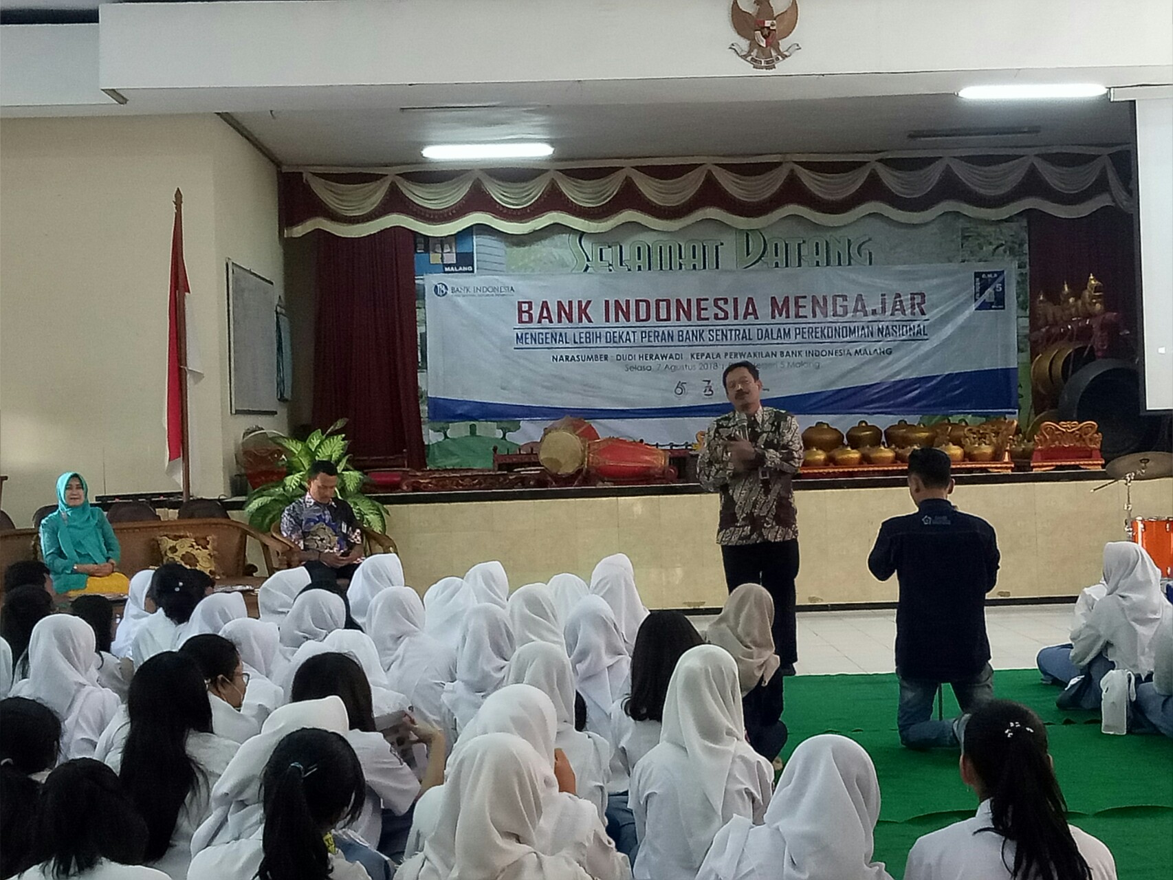 Kepala Kantor Perwakilan Bank Indonesia (BI) Malang, Dudi Herawadi mengajar di SMAN 5 Kota Malang, Selasa 7 Agustus 2018. (Foto: Umar/ngopibareng.id)