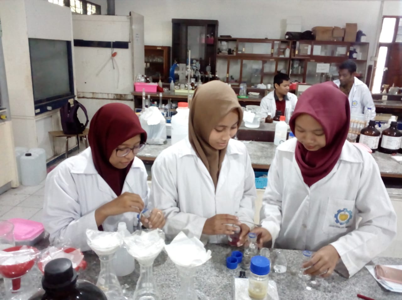 Hannis Nur Rohma, Risma Cindy Avista, dan Dewi Kurnia ketika melakukan penelitian. (Dok)