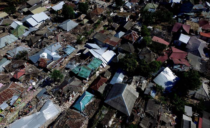 Foto  kondisi pemukiman di Desa Telagawareng, Pemenang, Lombok Barat, NTB, hari Rabu 8 Agustus. Sejumlah lokasi yang terdampak gempa bumi belum mendapatkan bantuan berupa makanan, minuman, obat-obatan dan tenda. (foto:zabur karuru/antara/ngopibareng)