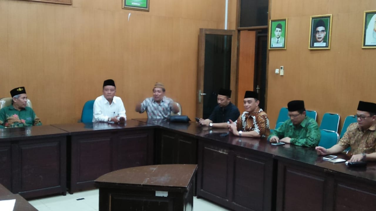 KEMANUSIAAN: H Misbahul Munir, Ketua Tim Kemanusiaan PWNU Jawa Timur, saat rapat bersama KH Maszuqi Mustamar (Ketua PWNU Jatim). (foto: ngopibareng.id)