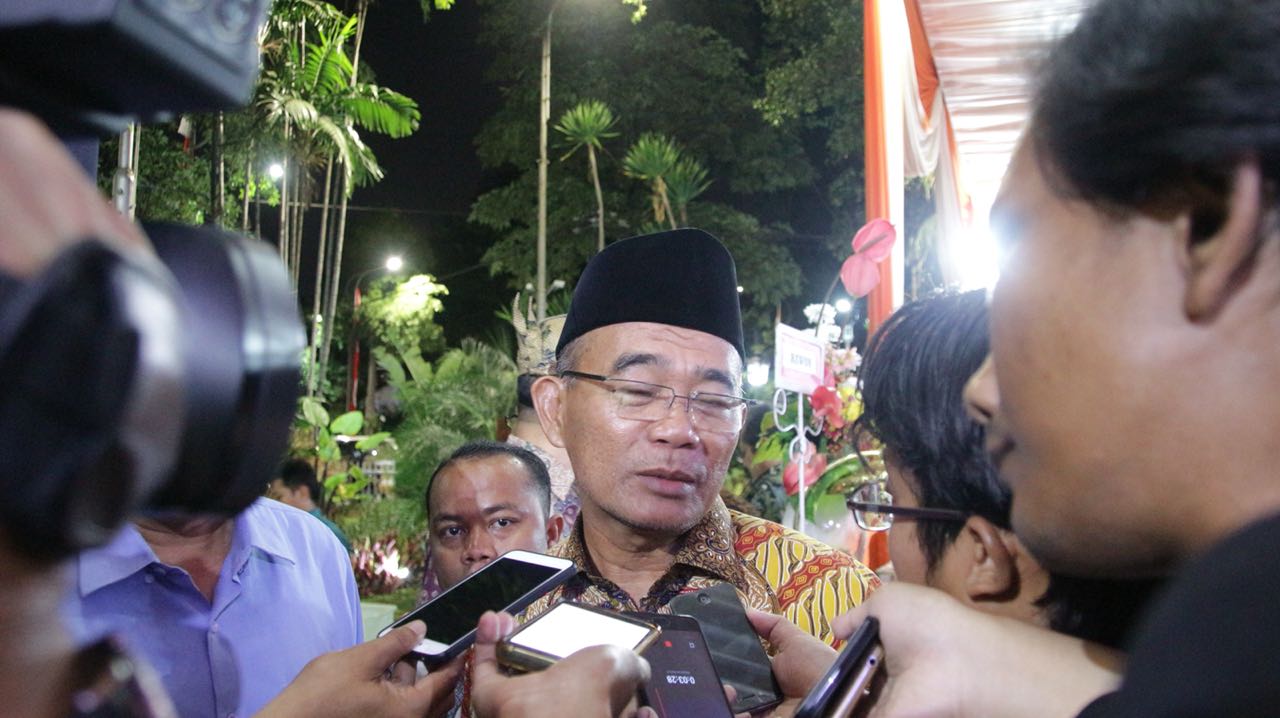 Menteri Pendidikan dan Kebudayaan Muhadjir Effendy saat memberikan keterangan kepada wartawan di Surabaya 8 Agustus 2018. (Foto: Farid/ngopibareng.id) 