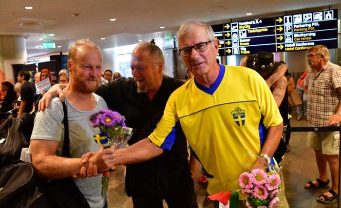 Para aktivis Swedia yang tergabung dalam Ship to Gaza disambut ketika tiba di bandara Stockholm hari Rabu 8 Agustus kemarin. (foto: afp)