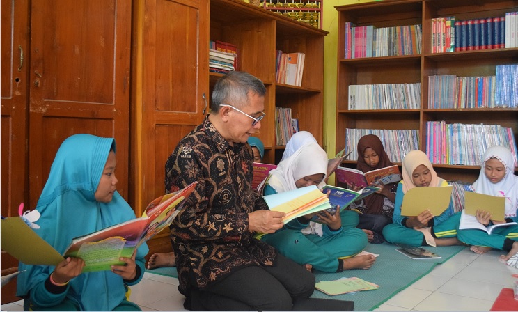 Rektor Unusa bersama anak-anak desa Jabon, Sdoarjo di pojok literasi. (Dok)