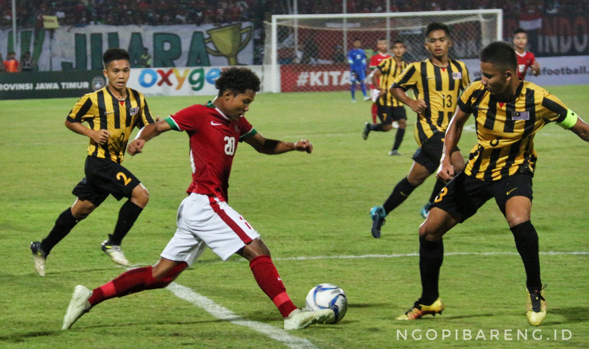Babak semifinal Piala AFF U-16, Indonesia vs Malaysia. (foto: Haris/ngopibareng)