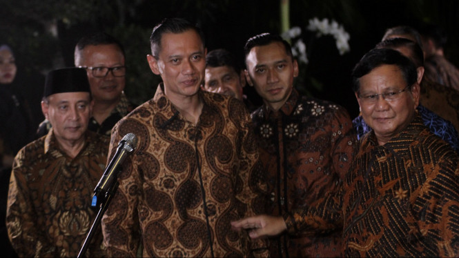 Agus Harimurti Yudhoyono (AHY) bersama adiknya, Edhie Baskoro (Ibas) dan Prabowo Subianto.