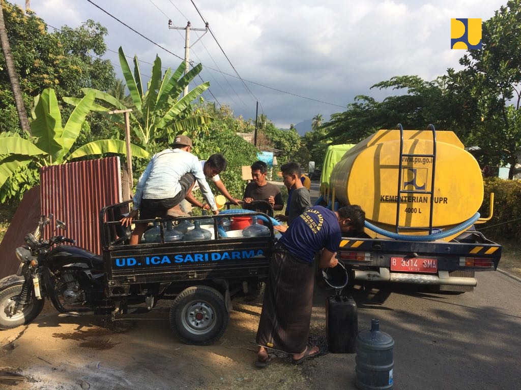 Kementerian PUPR telah memobilisasi bantuan seperti mobil tangki air, mobil tinja, hidran umum, wc portable, tenda hunian darurat, genset, tong sampah dan kantong plastik ke lokasi bencana di Kabupaten Lombok Timur. (Foto: Dok. PUPR)