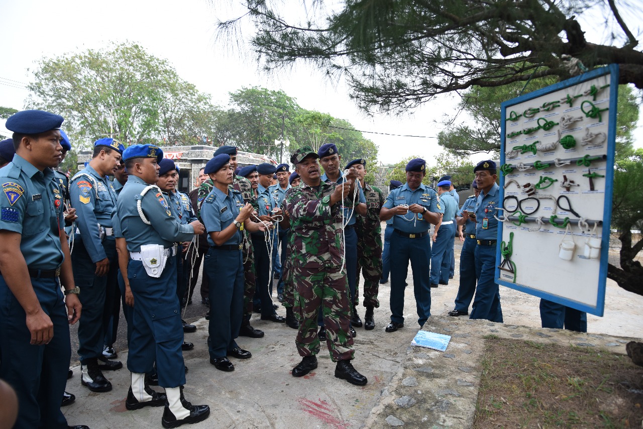 Loma tali temali yang di laksanakan oleh para prajurit TNI AL Pangkalan Utama TNI AL Pontianak