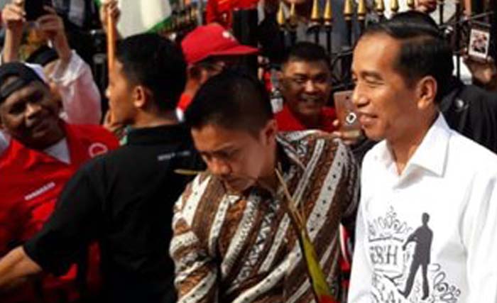 Jokowi berjalan berjalan di Gedung Joang, Jakrta, Jumat 10 Agustus 2018. (foto: merdeka.com)