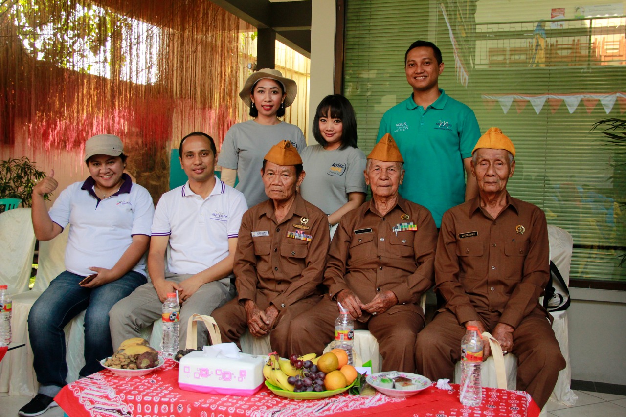 Perwakilan dari Mercure Grand Mirama Surabaya bersama para Vetaran. (Dok)
