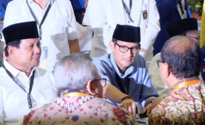 Pasangan calon presiden dan wakil presiden, Prabowo Subianto dan Sandiaga Uno, mendaftarkan diri ke KPU Pusat, di Jakarta, Jumat 10 Agustus 2018. (foto: desca natalia/antara)